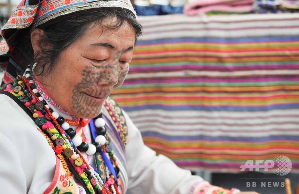 顔の入れ墨が語る文化、トールン族の最後の「紋面女」 中国・雲南 写真5枚 国際ニュース：AFPBB News