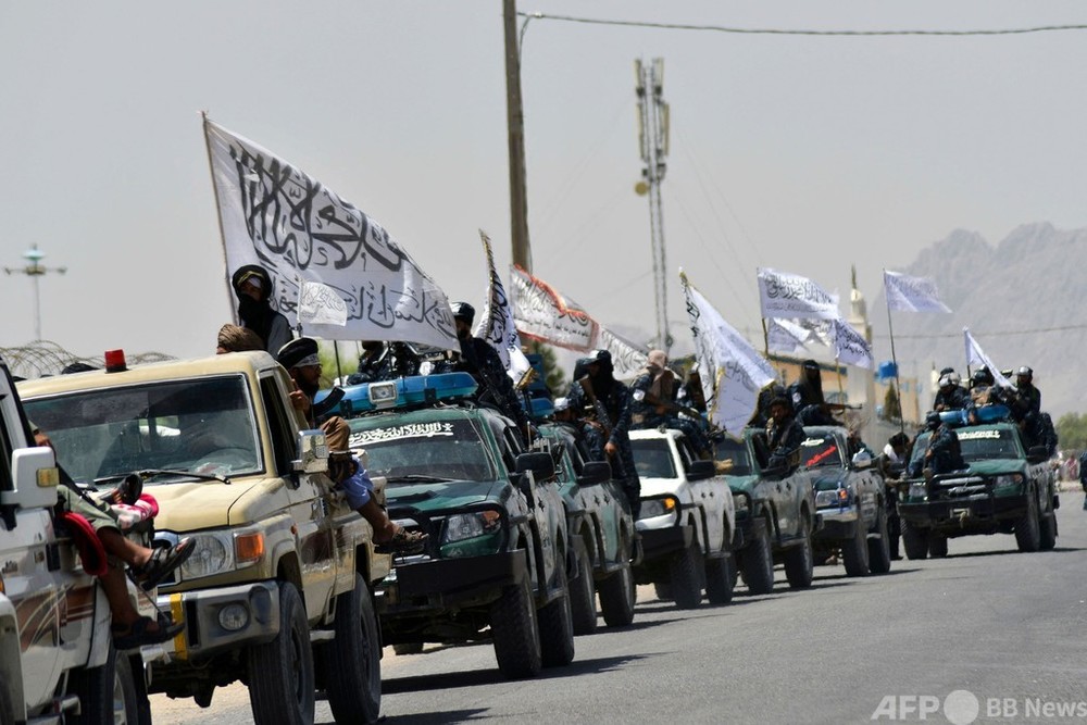 タリバンが軍事パレード 略奪した米製兵器を誇示