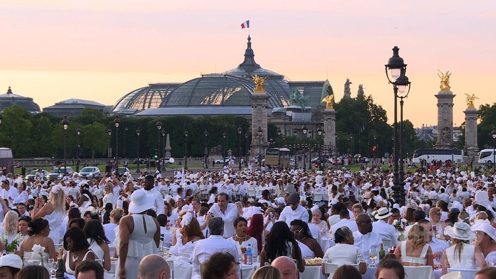 動画:仏パリに全身真っ白の集団、優雅なディナー楽しむ 写真1枚 国際ニュース:AFPBB News
