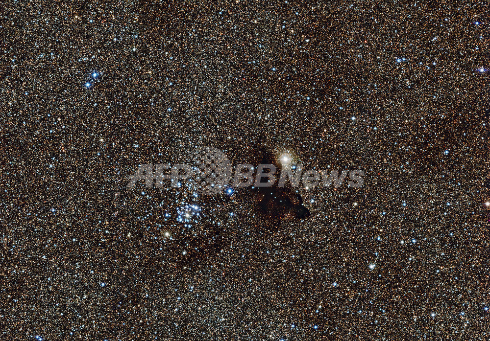 数百万の星屑に浮かび上がる暗黒星雲「B86」 写真1枚 国際ニュース