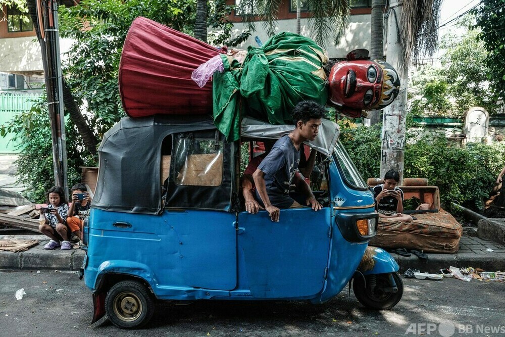 今日の1枚】伝統人形を運ぶオート三輪車 インドネシア 写真4枚 国際
