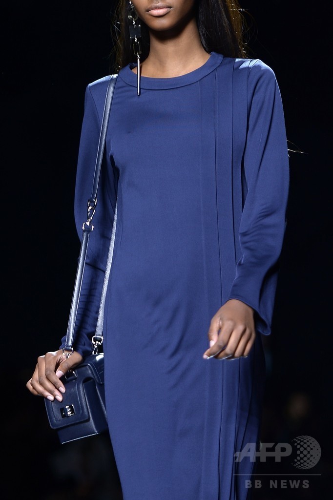 フラワーパターンやフレアスカートでフェミニンに、「アンテプリマ」15/16秋冬