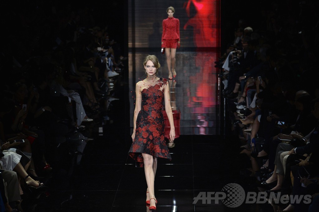 黒、白、赤で見せる多彩なスタイル、「ジョルジオ アルマーニ プリヴェ」14/15年秋冬オートクチュール