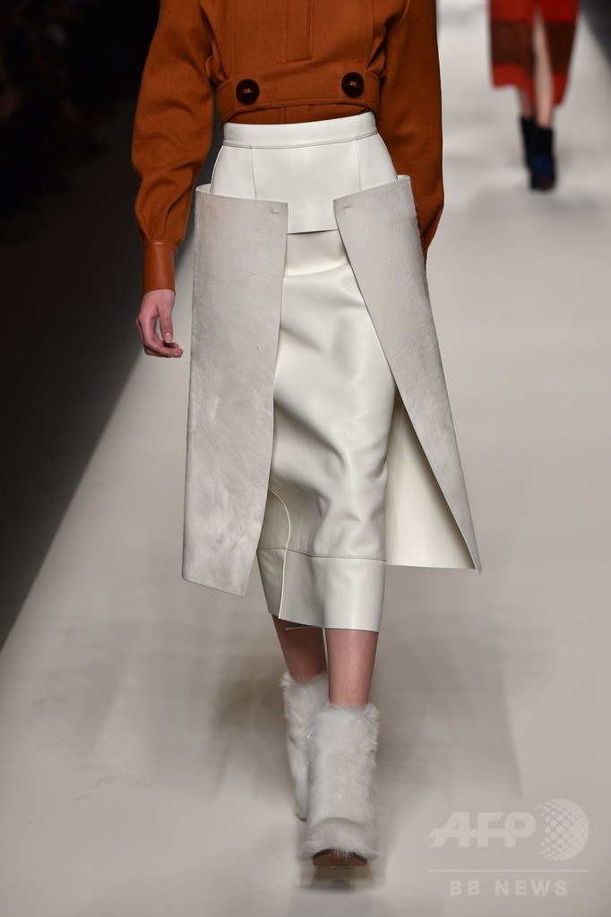 スイスのアーティスト、ゾフィー・トイベル=アルプの作品から着想、「フェンディ」15/16秋冬