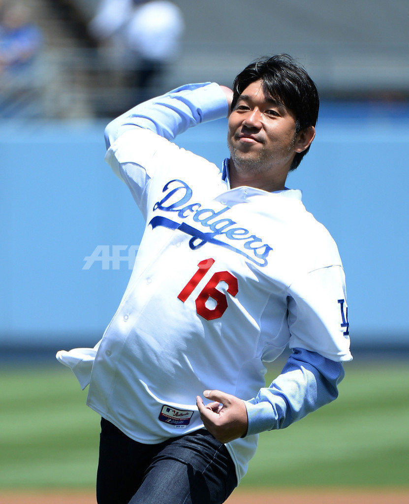 野茂英雄氏がドジャースタジアムで始球式 写真7枚 ファッション