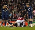 09-10イングランド・プレミアリーグ、ストーク・シティ（%%Stoke City%%）対アーセナル（%%Arsenal%%）。試合はアーセナルが3-1で勝利した。写真はストーク・シティのライアン・ショウクロス（%%Ryan Shawcross%%）のタックルを受け、ピッチに倒れるアーセナルのアーロン・ラムジー（%%Aaron Ramsey%%、中央奥）。（2010年2月27日撮影）(c)AFP/Paul Ellis