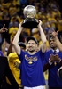 15-16NBAプレーオフ、ウエスタンカンファレンス決勝（7回戦制）、ゴールデンステイト・ウォリアーズ対オクラホマシティ・サンダー。カンファレンス優勝のトロフィーを掲げるゴールデンステイト・ウォリアーズのクレイ・トンプソン（2016年5月30日撮影）。(c)AFP/Getty Images/Ezra Shaw