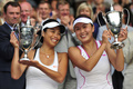 テニス、ウィンブルドン選手権（The Championships Wimbledon 2013）女子ダブルス決勝。優勝を飾り、トロフィーを手にする彭帥（Shuai Peng、右）と謝淑薇（Su-Wei Hsieh、左、2013年7月6日撮影）。(c)AFP/GLYN KIRK