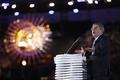 ブラジル・リオデジャネイロのマラカナン・スタジアムで開催されたリオデジャネイロ五輪の閉会式でスピーチする国際オリンピック委員会のトーマス・バッハ会長（2016年8月21日撮影）。(c)AFP/Odd ANDERSEN