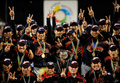 第2回ワールド・ベースボール・クラシック（%%2009 World Baseball Classic%%）決勝、韓国を延長10回5-3で下し、大会連覇を果たしてトロフィーと記念撮影をする日本の選手やスタッフ。（2009年3月23日撮影）(c)AFP/Getty Images/Kevork Djansezian