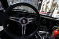 元レーシングドライバーでレーシングカーデザイナーのキャロル・シェルビー（Carroll Shelby）氏がつくった伝説のレーシングカー「シェルビー・コブラ・デイトナクーペ（Shelby Daytona Cobra Coupe CSX260）」が、オークションに出品されるのを前にニューヨーク（New York）の老舗ホテル、プラザホテル（Plaza Hotel）前に展示された。

　シェルビー・コブラ・デイトナクーペは6台のみ製造され、1965年に米国産レースカーとして初めて「国際マニュファクチャラーズ選手権（現在のスポーツカー世界選手権）」でフェラーリ（Ferrari）に勝利した。

　オークションは5月15日に米インディアナ（Indiana）州インディアナポリス（Indianapolis）で開催され、自動車の史上最高価格となる推計1000-1500万ドル（約10-15億円）の値段がつくとみられている（2009年4月28日撮影）。(c)AFP/Emmanuel Dunand写真は、車内の様子（2009年4月28日撮影）。(c)AFP/Emmanuel Dunand