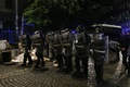 伊ナポリ市内にあるカンパニア州知事公館前を警備する治安部隊（2020年10月23日撮影）。(c)Carlo Hermann / AFP