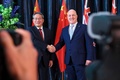 ニュージーランドのクリストファー・ラクソン首相と握手を交わす中国の李強首相（左）。ニュージーランド首都ウェリントンで（2024年6月13日撮影）。(c)Hagen Hopkins / POOL / AFP