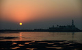 インド・ムンバイ（Mumbai） にあるハジ・アリ・モスク（Haji Ali）近くの海岸に沈む夕日。(c)AFP/PUNIT PARANJPE