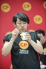 シンガポールで早食い大会に出場する小林尊（Takeru Kobayashi）さん（2010年5月9日撮影、資料写真）。(c)AFP/ROSLAN RAHMAN