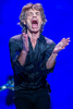 英ロックバンド、ザ・ローリング・ストーンズ（The Rolling Stones）の「50 and Counting」北米ツアーが3日、カリフォルニア（California）州ロサンゼルス（Los Angeles）のステイプルズ・センター（Staples Center）でスタートした。写真は、パフォーマンスを披露するミック・ジャガー（Mick Jagger、2013年5月3日撮影）。(c)AFP/JOE KLAMAR