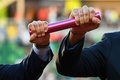 ワールドアスレティックス（世界陸連）のセバスチャン・コー会長（左）らが握ったバトン（2022年7月24日撮影、資料写真）。(c)Jim WATSON / AFP