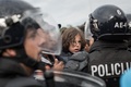 クロアチアとスロベニアの国境で警察官を見つめる子ども（2015年9月20日撮影）。(c)AFP/FEDERICO SCOPPA