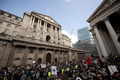 ロンドン（London）中心部で、G20サミットへの抗議で、英中央銀行のイングランド銀行（Bank of England、左）前をデモ行進する人びと（2009年4月1日撮影）。(c)AFP/Ben Stansall