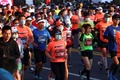 上海国際マラソンに出場するランナーたち（2020年11月29日撮影）。(c)STR / AFP