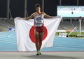 第17回アジア競技大会（17th Asian Games、Asiad）陸上男子400メートルハードル決勝で銀メダルを獲得し、日の丸を掲げる岸本鷹幸（Takayuki Kishimoto、2014年10月1日撮影）。(c)AFP/MANAN VATSYAYANA