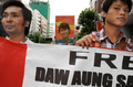東京・渋谷の繁華街で、ミャンマーの民主化指導者アウン・サン・スー・チー（Aung San Suu Kyi）さんの解放を求めて行進する在日ミャンマー人ら（2009年8月23日撮影）。(c)AFP/Toru YAMANAKA