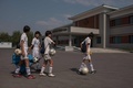 北朝鮮のサッカーアカデミー、平壌国際蹴球学校で午前の練習を終え、昼食に向かう生徒（2016年9月22日撮影）。(c)AFP/Ed Jones
