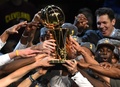 14-15NBAファイナル、クリーブランド・キャバリアーズ対ゴールデンステイト・ウォリアーズ。ファイナル制覇を果たし、試合後の表彰式でトロフィーを掲げるゴールデンステイト・ウォリアーズの選手（2015年6月16日撮影）。(c)AFP/TIMOTHY A. CLARY