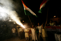 インド・ニューデリー（New Delhi）で、内閣信任案が下院で可決されたことを祝う与党支持者（2008年7月22日撮影）。(c)AFP/MANPREET ROMANA