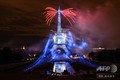 仏パリのエッフェル塔上空で、革命記念日を祝い打ち上げられた花火（2020年7月14日撮影）。(c)Anne-Christine POUJOULAT / AFP