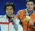 2010年バンクーバー冬季五輪、スピードスケート男子5000メートル。メダル授与式でメダルを手にする2位の李承勲李承勲（%%Lee Seung-Hoon%%、イ・スンフン、韓国）と優勝したスベン・クラマー（%%Sven Kramer%%、オランダ、右）。（2010年2月14日撮影）(c)AFP/SAEED KHAN