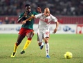 2014年サッカーW杯ブラジル大会（2014 World Cup）アフリカ最終予選、チュニジア対カメルーン。カメルーンのアレクサンドル・ソング（Alexandre Song、左）とボールを競るチュニジアのヤシン・ミカリ（Yassine Mikari、2013年10月13日撮影）。(c)AFP/FETHI BELAID