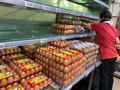 シンガポールのスーパーで、卵を補充する従業員（2020年2月8日撮影）。(c)Martin Abuggao / various sources / AFP