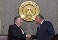 エジプト・カイロで、同国のサメハ・ハッサン・シュクリ外相（右）と握手を交わすマイク・ポンペオ米国務長官（2019年1月10日撮影）。(c)ANDREW CABALLERO-REYNOLDS / POOL / AFP