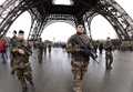 フランス・パリ（Paris）のエッフェル塔（Eiffel Tower）前で警戒に当たる仏軍兵士ら（2015年1月8日撮影）。(c)AFP/BERTRAND GUAY