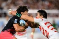 ラグビー、パシフィック・ネーションズカップ決勝、フィジー対日本。フィジーのケレブ・マンツ（左）にタックルを浴びせる立川理道（2024年9月21日撮影）。(c)Philip FONG/ AFP