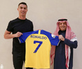 サッカーサウジアラビア1部リーグ、アル・ナスルとの契約を結び、背番号の入ったユニホームをムサリ・アルムアマール会長（右）とともに手にするクリスティアーノ・ロナウド（2022年12月30日撮影）。(c)AFP PHOTO / HO /AL NASSR FOOTBALL CLUB