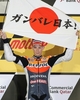 世界ロードレース選手権（WGP 2011）開幕戦カタールGP、MotoGP決勝。表彰台で日の丸を手にして、日本を励ますメッセージを送るレプソル・ホンダ（Repsol Honda）のケーシー・ストーナー（Casey Stoner、2011年3月20日撮影）。(c)AFP/KARIM JAAFAR