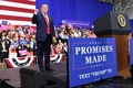 米ペンシルベニア州ムーンタウンシップで行われた「Make America Great Again（米国を再び偉大に）」集会で支持者にあいさつするドナルド・トランプ米大統領（2018年3月10日撮影）。(c)AFP PHOTO / Nicholas Kamm