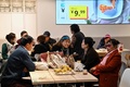 中国・上海にあるイケアのカフェテリアに集まった中高年（2023年12月5日撮影）。(c)Hector RETAMAL / AFP