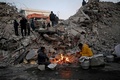 トルコ・カフラマンマラシュの地震被災地でたき火を囲む人（2023年2月12日撮影）。(c)OZAN KOSE / AFP