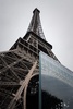 仏パリのエッフェル塔の周囲に設置された防弾ガラス製の壁（2018年6月14日撮影）。(c)AFP PHOTO / Philippe LOPEZ