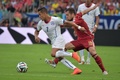 サッカーW杯ブラジル大会（2014 World Cup）グループB、スペイン対チリ。スペインのジョルディ・アルバ（Jordi Alba、右）とボールを競るチリのアレクシス・サンチェス（Alexis Sanchez、2014年6月18日撮影）。(c)AFP/GABRIEL BOUYS