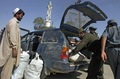 2007年8月4日、ガズニ（Ghazni）州の検問所で、車両を調べるアフガニスタンの警察官（右から2人目）。(c)AFP/Shah Marai
