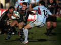 ブルゴワンの%%Sebastien Laloo%%（右）をかわとうとするオスプリーズのリー・バーン （%%Lee Byrne%%）。(c)AFP/PHILIPPE MERLE