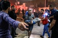 パレスチナ自治区ガザ地区南部ハンユニスで、イスラエル軍の爆撃を受けて負傷し病院に搬送される子ども（2023年10月24日撮影）。(c)Mahmud HAMS / AFP