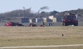 航空機が墜落した現場に駆け付けた救急隊員ら。ウェールズ・アングルシー島にあるバレー空軍基地で（2018年3月20日撮影）。(c) AFP PHOTO / Paul ELLIS
