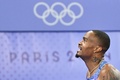 パリ五輪、陸上男子400メートル決勝。優勝を喜ぶ米国のクインシー・ホール（2024年8月7日撮影）。(c)Andrej ISAKOVIC / AFP