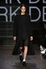 米ニューヨーク市内で発表された「DKNY」15/16年秋冬コレクション（2015年2月15日撮影）。(c)AFP/Getty Images/Neilson Barnard