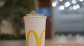 上海のマクドナルドで使用が始まった「ストローレス」のドリンク用のふた（2020年6月30日撮影）。(c)Xinhua News